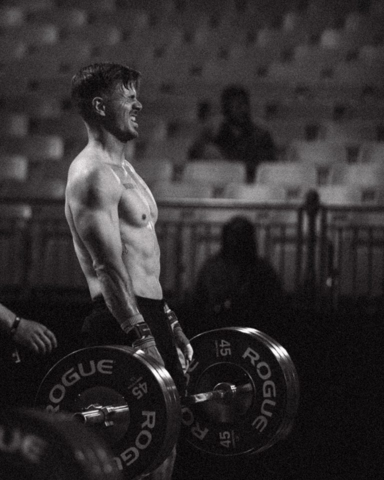 Wettkampfathlet beim Deadlift in der Wettkampfhalle